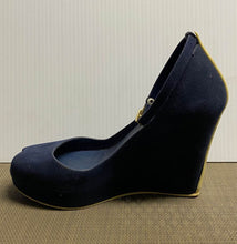 Load image into Gallery viewer, Designer Open Toe Wedges Size 6
